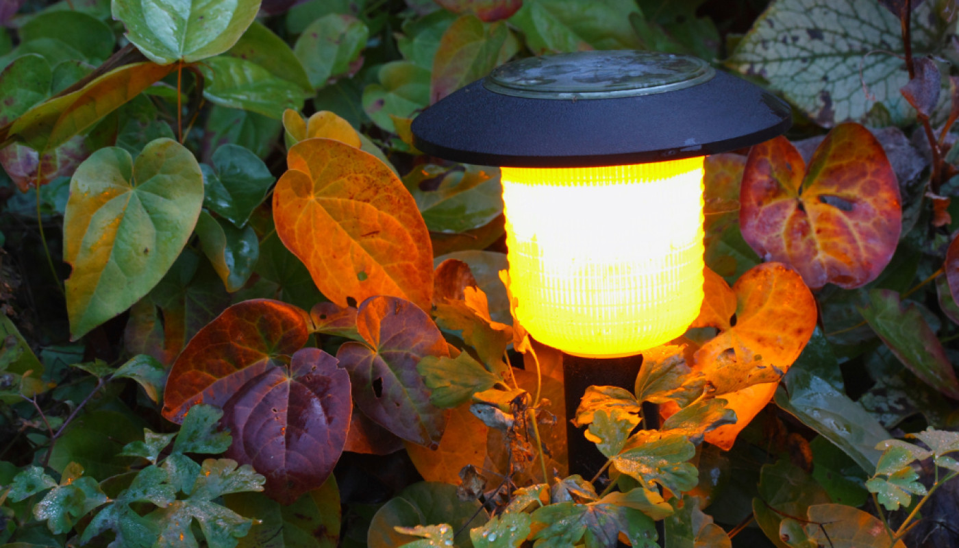 Comment choisir une lampe solaire extérieure puissante ?